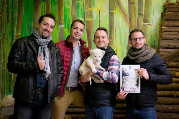 Fehér oroszlán nevelőszülei lettek a 4 for Dance tagjai  